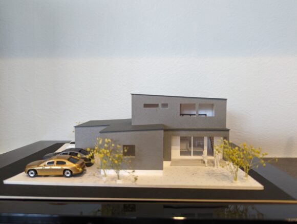 新築の家づくりの打ち合わせに建築模型